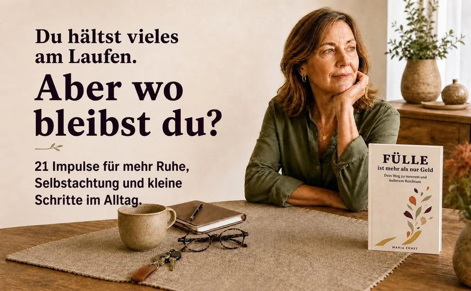 Frau am Tisch mit dem Buch. 21 Impulse für mehr Ruhe, Selbstachtung und kleine Schritte im Alltag.